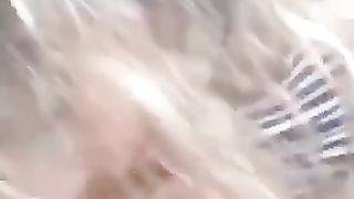 Una mia amica me lo succhia