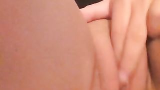 Si masturba la sua vulva deliziosa