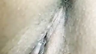 Si masturba la fighetta in silenzio