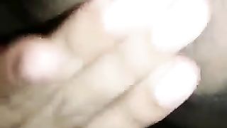 Si masturba la fighetta in silenzio