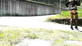 La vecchia travona batte per strada...