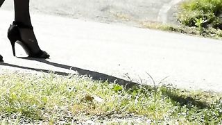 La vecchia travona batte per strada...