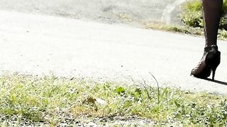 La vecchia travona batte per strada...