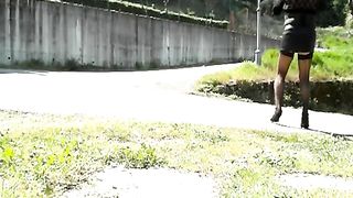 La vecchia travona batte per strada...