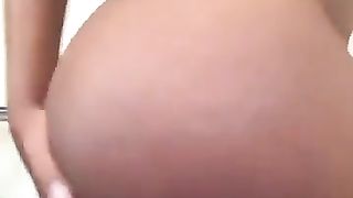 Bruna dal corpo perfetto si masturba