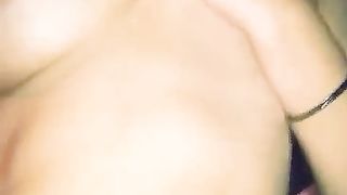 Bella teen latina si masturba la figa stretta