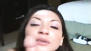 Asiatica si divora un cazzo