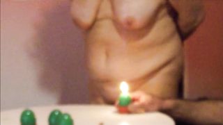 Schiava addestrata a spegnere le candele così...