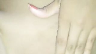 Ragazza che si tocca molto timidamente