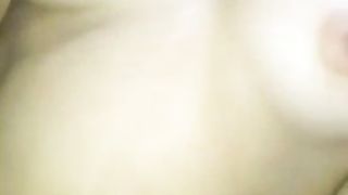 Ragazza che si tocca molto timidamente