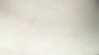 Ragazza che si tocca molto timidamente