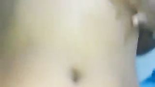 Ragazza che si tocca molto timidamente