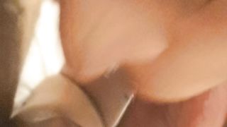 La tettona con tanta fame di cazzo me lo succhia...