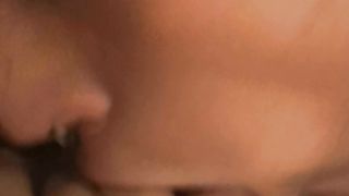 La tettona con tanta fame di cazzo me lo succhia...