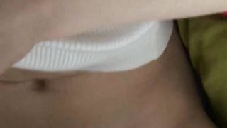 Teen bionda sul divano