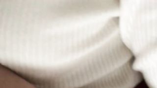 Teen bionda sul divano