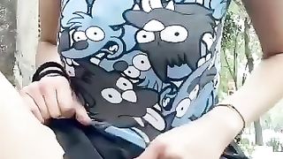 Troietta esibizionista si masturba in strada...