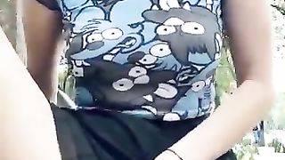 Troietta esibizionista si masturba in strada...