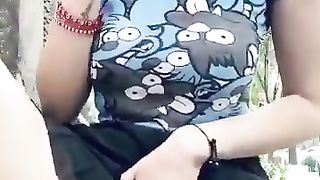 Troietta esibizionista si masturba in strada...