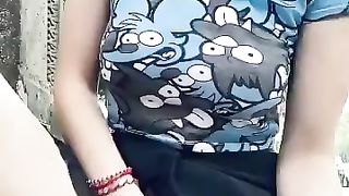 Troietta esibizionista si masturba in strada...