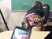 Studentessa zoccola mostra il culo alla classe