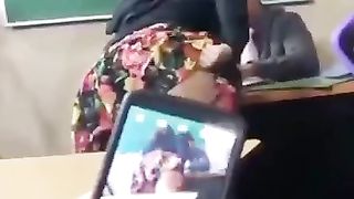 Studentessa zoccola mostra il culo alla classe