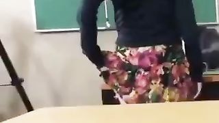 Studentessa zoccola mostra il culo alla classe