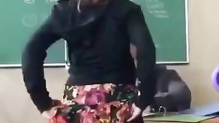 Studentessa zoccola mostra il culo alla classe
