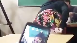 Studentessa zoccola mostra il culo alla classe
