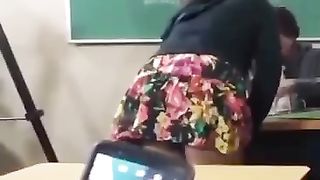 Studentessa zoccola mostra il culo alla classe