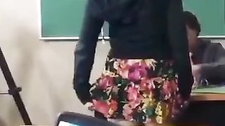 Studentessa zoccola mostra il culo alla classe