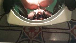 Mi ha scopato a pecorina sullo specchio per mostrarmi come mi inculava