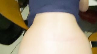 Troietta lo prende a pecora mentre studia