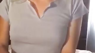 Biondina fa sega con schizzata in bocca