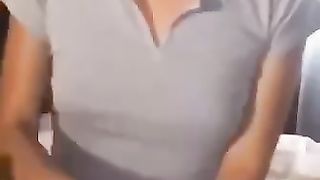 Biondina fa sega con schizzata in bocca