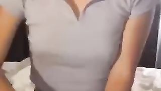 Biondina fa sega con schizzata in bocca