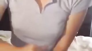 Biondina fa sega con schizzata in bocca