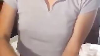 Biondina fa sega con schizzata in bocca