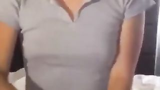 Biondina fa sega con schizzata in bocca