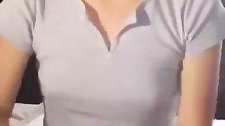 Biondina fa sega con schizzata in bocca