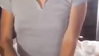 Biondina fa sega con schizzata in bocca