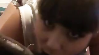 Teen zoccola spompina un cazzo nero