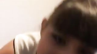 Teen zoccola spompina un cazzo nero