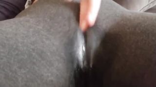 Si masturba sopra i leggins...