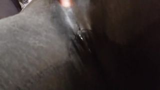 Si masturba sopra i leggins...