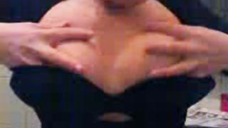 Segretaria esibisce le sue tettone