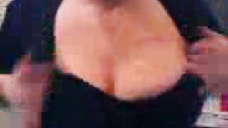 Segretaria esibisce le sue tettone