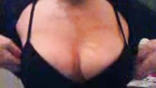 Segretaria esibisce le sue tettone