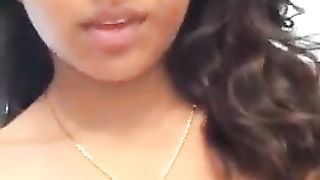 Teen latina si masturba le poppe