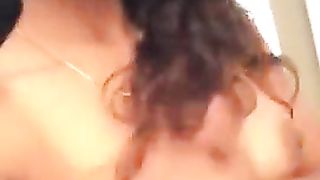 Teen latina si masturba le poppe